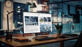 computer showing article as a trigger event for B2B saas sales
